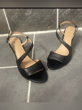 Never Worn! Aerosoles leather strappy heels. Black. size 8